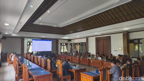 Rapat DPRD Buleleng dan Pemerintah Daerah membahas Ranperda tentang Pengelolaan Barang Milik Daerah, di ruang Rapat Gabungan DPRD Buleleng, Senin (21/9/2026).