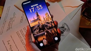 Wallpaper Khusus Hogwarts Pengalaman Harry Potter tidak hanya hadir dari desain fisik. Realme menyematkan antarmuka khusus dengan wallpaper bertema Hogwarts. Foto: Adi FR/detikINET