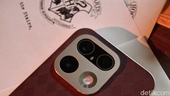 Housing Kamera Terinspirasi Hedwig Desain modul kamera Realme 16 Pro Harry Potter Edition dibuat dengan inspirasi dari mata Hedwig, burung hantu yang menjadi bagian ikonik dari dunia Harry Potter. Foto: Adi FR/detikINET