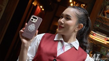 Casing dan Merchandise Hogwarts Gift box turut berisi casing smartphone berlogo Hogwarts, surat penerimaan Hogwarts, tiket Peron 9¾, pembatas buku empat asrama, kartu pos karakter, dan pin. Foto: Adi FR/detikINET