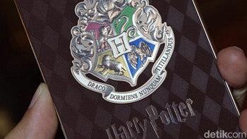 Logo Asrama Bisa Berubah Warna Berkat teknologi Quadra Light-Sensing Color-changing, lambang empat asrama Hogwarts dapat menampilkan warna khas masing-masing ketika terkena sinar matahari. Foto: Adi FR/detikINET
