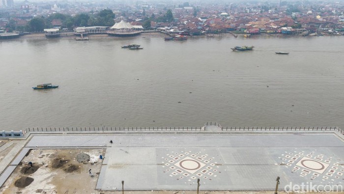 Foto udara sejumlah pekerja menyelesaikan proyek revitalisasi pelataran Benteng Kuto Besak (BKB) Palembang, Sumatera Selatan, Senin (21/9/2026). Pemerintah Kota Palembang merevitalisasi kawasan itu dengan total anggaran mencapai Rp9,9 miliar untuk menata ulang ruang publik serta memperkuat daya tarik wisata sejarah di tepi Sungai Musi, Palembang. ANTARA FOTO/Nova Wahyudi/nym.