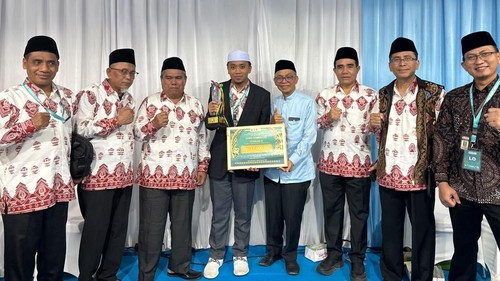 Sekda NTB, Abul Chair, bersama Kepala Biro Kesejahteraan Rakyat Setda NTB sekaligus Ketua Kafilah NTB, Amir, saat menerima para juara MTQ Nasional di Mataram, Senin (21/9/2026). (Dok. Pemprov NTB)