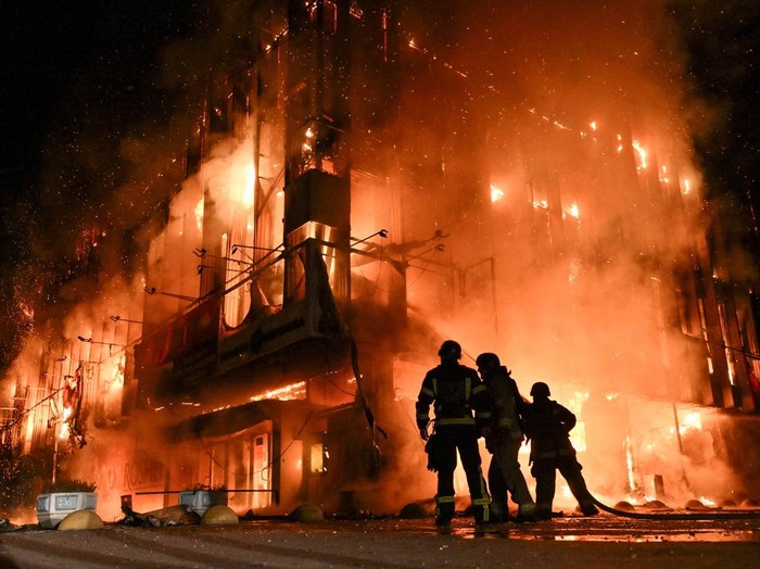 Serangan Drone Russia Mengobarkan Universitas di Ukraina Firefighters work at the site of a shopping mall hit by an overnight Russian drone strike, amid Russia's attack on Ukraine, in Zaporizhzhia, Ukraine September 21, 2026. REUTERS/Stringer