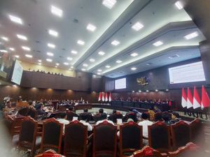 Video Hakim MK Tegur dan Usir Ahli Kubu Gibran di Sidang Gugatan Ijazah