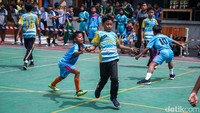 Hadang atau yang lebih dikenal dengan gobak sodor merupakan permainan tradisional yang dimainkan secara beregu.