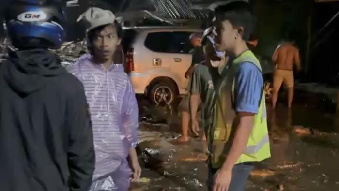 Suasana longsor di depan kantor Bupati Solok, Sumbar. (Istimewa)