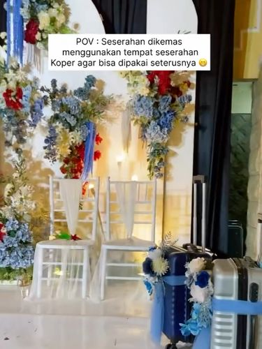 Suasana pengantin membawa koper saat di pelaminan bikin warganet salah fokus. Suasana pengantin membawa koper saat di pelaminan bikin warganet salah fokus.
