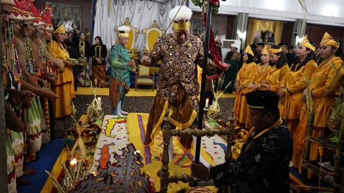 Sultan Aji Muhammad Arifin memulai Bepelas dalam rangkaian Erau Adat Kutai 2026 dengan menginjak Gong Raden Galuh