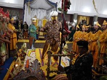 Makna Gong Raden Galuh, Kain Cinde, dan Tali Juwita dalam Bepelas Erau
