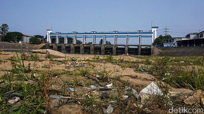Sungai Cisadane Surut Lagi, Warga Memancing di Sisa Genangan Air