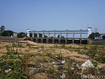 Sungai Cisadane Surut Lagi, Warga Memancing di Sisa Genangan Air