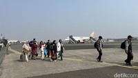 Penumpang berjalan di tarmac Bandara Husein Sastranegara usai penerbangan dari Bandara Kualanamu. Tingkat Load Factor pada penerbangan tersebut mencapai 90 persen. Foto: Dadan Kuswaraharja