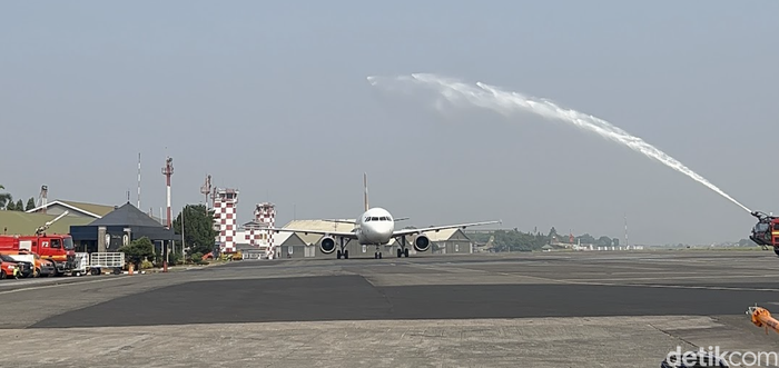 Super Air Jet Mendarat di Bandara Husein Sastranegara Bandung