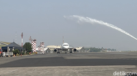 Water salute untuk pesawat Super Air Jet yang melakukan penerbangan dari Bandara Kualanamu, Medan. Foto: Dadan Kuswaraharja
