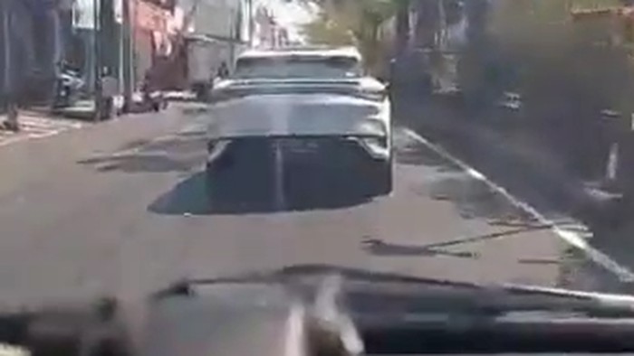 Tangkapan layar video ambulan dihalangi mobil di Jalan Yos Sudarso, Kota Solo, Senin (21/9/2026).