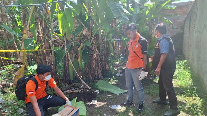 Teks foto: Polisi saat olah TKP penemuan mayat bayi. (Foto: dok. Polsek Medan Tembung)