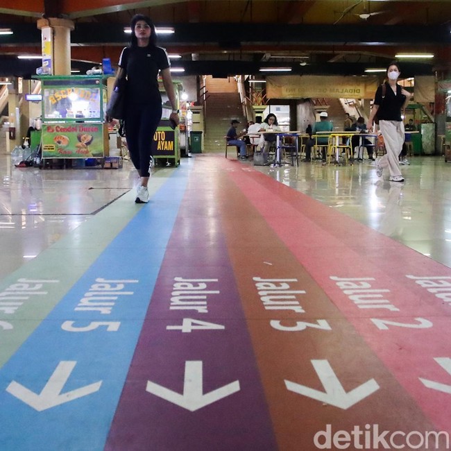 Terminal Blok M Pasang Marka Lantai Warna-warni, Mudahkan Penumpang Cari Jalur Bus