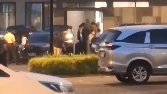 Tim KPK membawa koper dan tas setelah menggeledah kantor Summarecon Bogor. (Solihin/detikcom)
