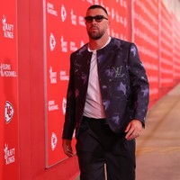 Travis Kelce Tampil Glamor Jelang Tanding, Pakai Jaket Louis Vuitton Rp 88 Juta
