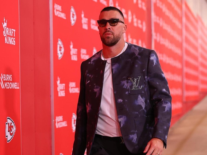 Travis Kelce dari Kansas City Chiefs tiba sebelum pertandingan melawan Indianapolis Colts di Stadion Arrowhead pada 20 September 2026 di Kansas City, Missouri.