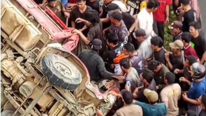 Truk terguling usai terlibat kecelakaan di Mamasa.