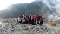 Foto bersama kelompok pendaki wanita.