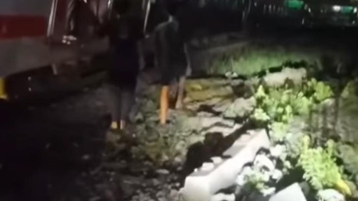 Viral kereta api berhenti mendadak di perlintasan di Medan. (tangkapan layar)