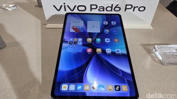 Hadir pula Vivo Pad 6 Pro dengan layar 13,2 inci, resolusi 3.840 x 2.512 piksel, rasio 3:2, refresh rate 144Hz, Dolby Vision, P3 wide color gamut, tingkat kecerahan 1.200 nits HBM. Foto: Fitraya Ramadhanny/detikINET