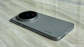Tampak samping Vivo X500 Pro Max. Ada tombol volume dan port charging type C. Foto: Fitraya Ramadhanny/detikINET