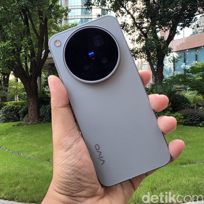 Menggenggam Vivo X500 Pro Max di Shanghai, Ada Telefoto 200 MP!