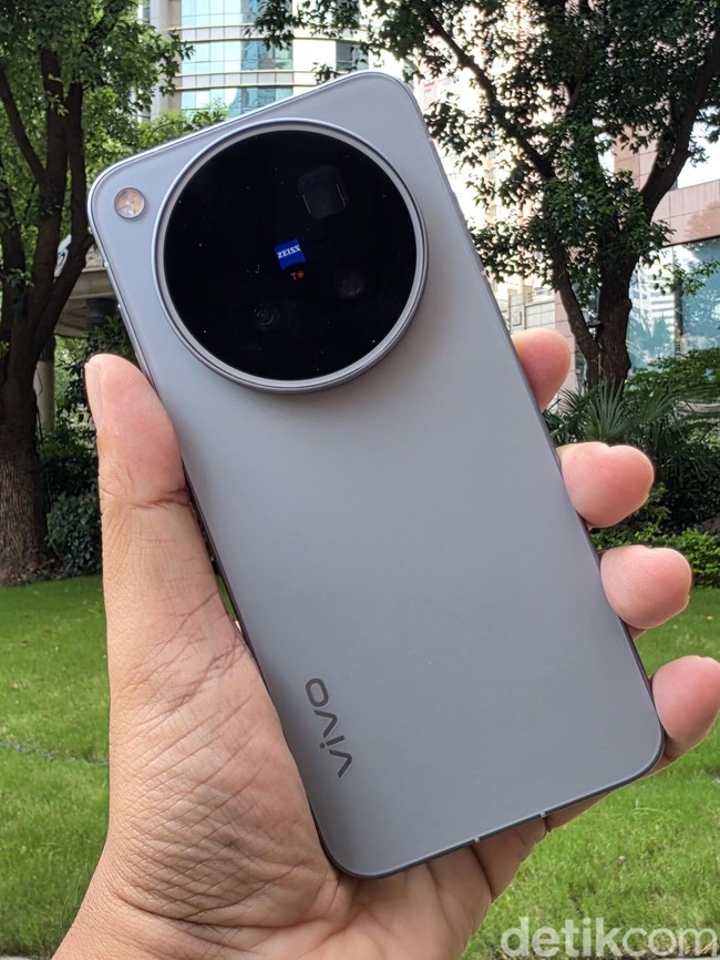 Menggenggam Vivo X500 Pro Max di Shanghai, Ada Telefoto 200 MP!