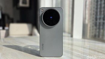 Vivo X500 Pro Max menjalankan OriginOS 7, ada sertifikasi IP68 dan IP69 untuk ketahanan terhadap debu dan air. Konektivitasnya mencakup Wi-Fi 6/5/2,4 GHz, Bluetooth 6.0, USB 3.2, serta NFC. Foto: Fitraya Ramadhanny/detikINET