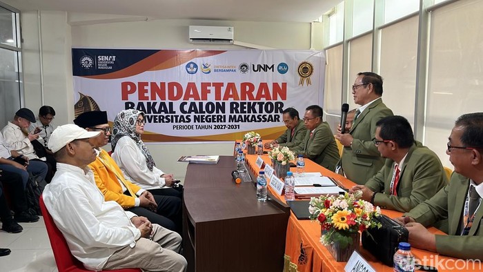 Wakil Rektor III Bidang Kemahasiswaan Arifin Manggau jadi pendaftar pertama di Pilrek UNM periode 2027-2031.