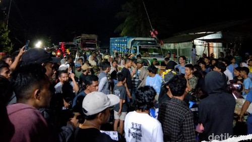 Warga blokir jalan lintas Provinsi di Desa Banggo, Kecamatan Manggelewa, Kabupaten Dompu NTB Minggu (20/9/2026) malam.
