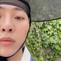 Akun Instagram Yoo Ik Gyun mendadak ramai dikomentari penonton drama Korea 18+ The Scandal. Ia diduga menggantikan Ji Chang Wook saat beradegan ranjang. Foto: dok. Instagram @show_yoo
