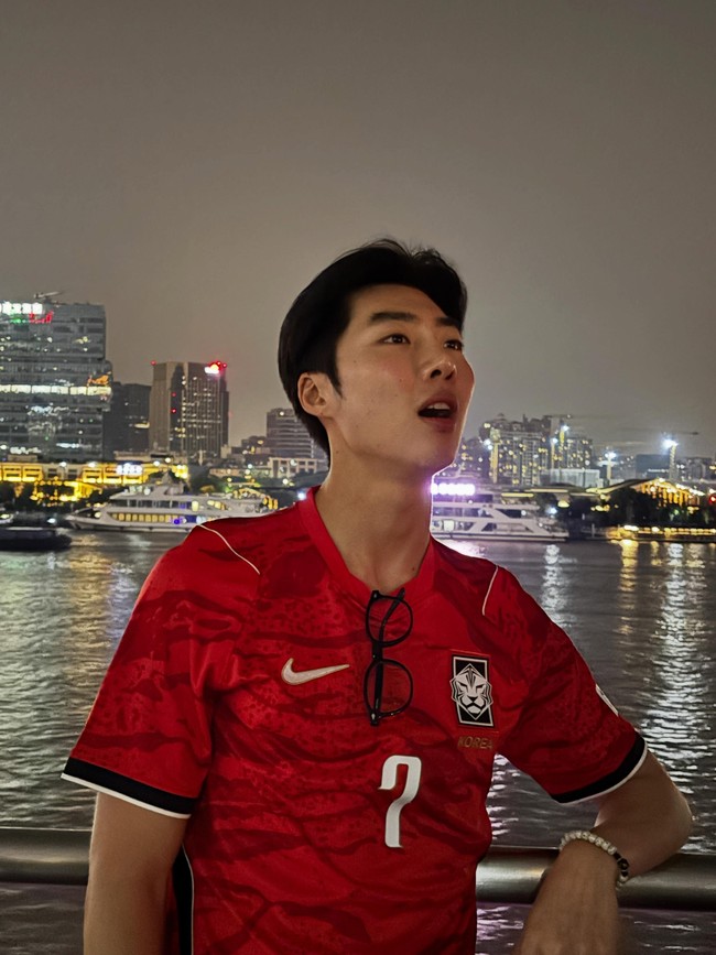 Sebagai tanggapan, Yoo Ik Gyun membalas satu per satu komentar penonton The Scandal. Ia menegaskan bahwa dirinya hanya mendapat peran kecil, bukan sebagai pengganti Ji Chang Wook beradegan 18+. Foto: dok. Instagram @show_yoo