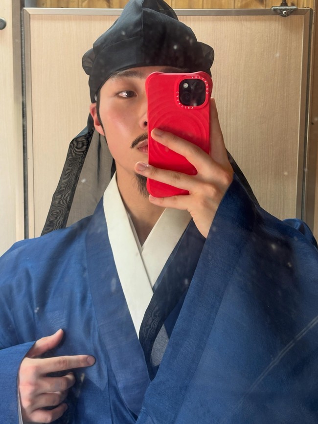 Setelah The Scandal tayang, Yoo Ik Gyun memamerkan sederet fotonya di lokasi syuting. Di saat yang bersamaan, ia diduga menjadi double body Ji Chang Wook. Foto: dok. Instagram @show_yoo