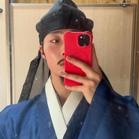 Setelah The Scandal tayang, Yoo Ik Gyun memamerkan sederet fotonya di lokasi syuting. Di saat yang bersamaan, ia diduga menjadi double body Ji Chang Wook. Foto: dok. Instagram @show_yoo