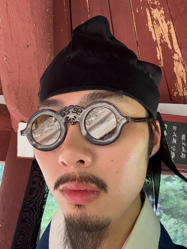 “Gantiin adegan yang mana bang 😭” “Kamu gantiin peran waktu sm nana ga bang ?!” komentar sejumlah netizen yang membanjiri kolom komentar fotonya. Foto: dok. Instagram @show_yoo