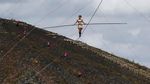 Aksi Akrobatik di Atas Kabel 400 Meter Prancis, Tanpa Pengaman!
