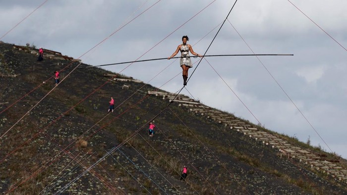 Tightrope walker Tatiana-Mosio Bongonga walks without a harness on a 400-metre-long wire at a height of 186 metres between the two tallest slag heaps in Europe, in Loos-en-Gohelle, France, September 20, 2026. REUTERS/Benoit Tessier