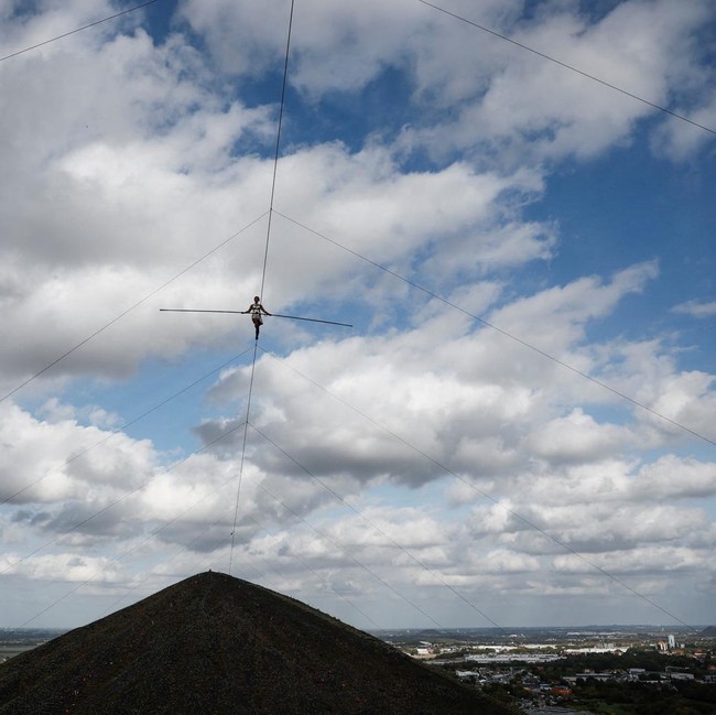 Aksi Akrobatik di Atas Kabel 400 Meter Prancis, Tanpa Pengaman!