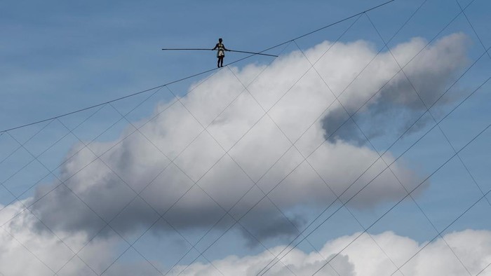 Tightrope walker Tatiana-Mosio Bongonga walks without a harness on a 400-metre-long wire at a height of 186 metres between the two tallest slag heaps in Europe, in Loos-en-Gohelle, France, September 20, 2026. REUTERS/Benoit Tessier