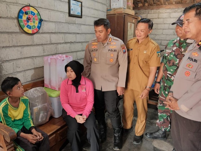 Marfelino Dhuha Saputra (11) saat dikunjungi Kapolres Kediri AKBP Latif Wahyudin dan  jajaran serta Ketua Bhayangkari Ika Latif