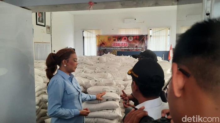 Anggota Komisi VI DPR RI Dapil Kaltim Sarifah Suraidah Masud menyalurkan bantuan beras.