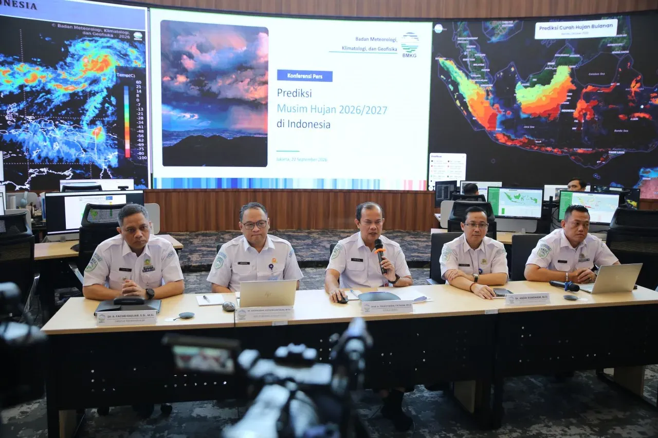 Badan Meteorologi, Klimatologi, dan Geofisika (BMKG) memprediksi awal musim hujan periode 2026-2027 di 529 Zona Musim (ZOM) atau 61,08% wilayah Indonesia akan mengalami kemunduran dari rerata klimatologisnya. Fenomena El Niño dengan intensitas sangat kuat dan Indian Ocean Dipole (IOD) di samudra sekitar Indonesia berdampak pada berkurangnya curah hujan. (Dok. BMKG) Badan Meteorologi, Klimatologi, dan Geofisika (BMKG) memprediksi awal musim hujan periode 2026-2027 di 529 Zona Musim (ZOM) atau 61,08% wilayah Indonesia akan mengalami kemunduran dari rerata klimatologisnya. Fenomena El Niño dengan intensitas sangat kuat dan Indian Ocean Dipole (IOD) di samudra sekitar Indonesia berdampak pada berkurangnya curah hujan. (Dok. BMKG)