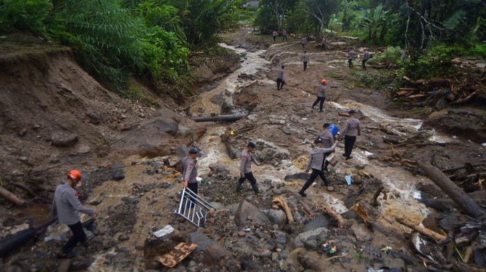 Personel Brimob Polda Sumbar melakukan pencarian korban banjir bandang di Arosuka, Kabupaten Solok, Sumatera Barat, Selasa (22/9/2026). Banjir bandang yang menerjang kawasan perkantoran di pusat kabupaten pada Senin (21/9) itu juga memutus akses jalan nasional dan menyebabkan sejumlah korban hilang. ANTARA FOTO/Fitra Yogi/bar