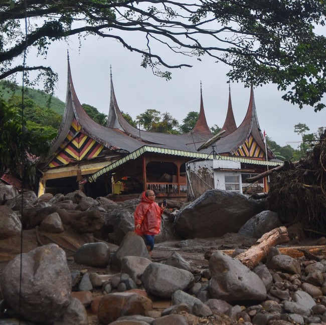 Banjir Bandang Terjang Arosuka, Jalan Solok-Padang Putus