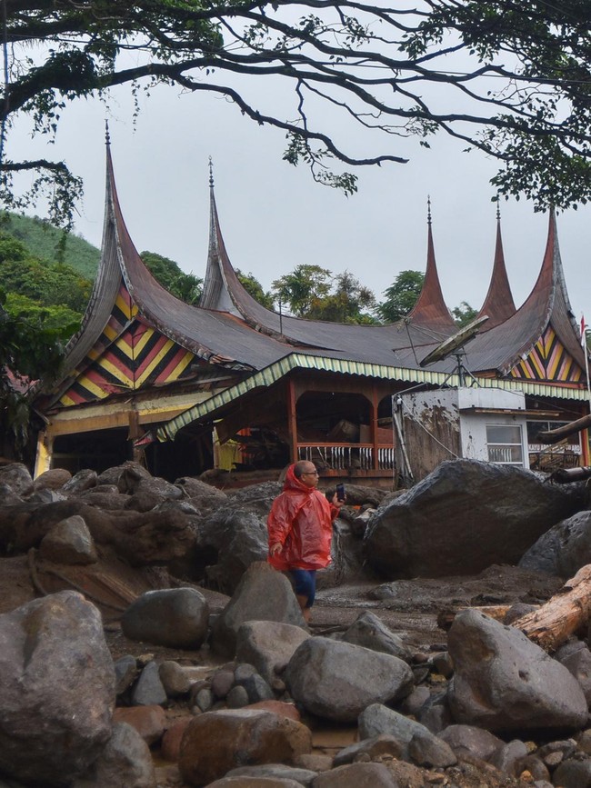 Banjir Bandang Terjang Arosuka, Jalan Solok-Padang Putus